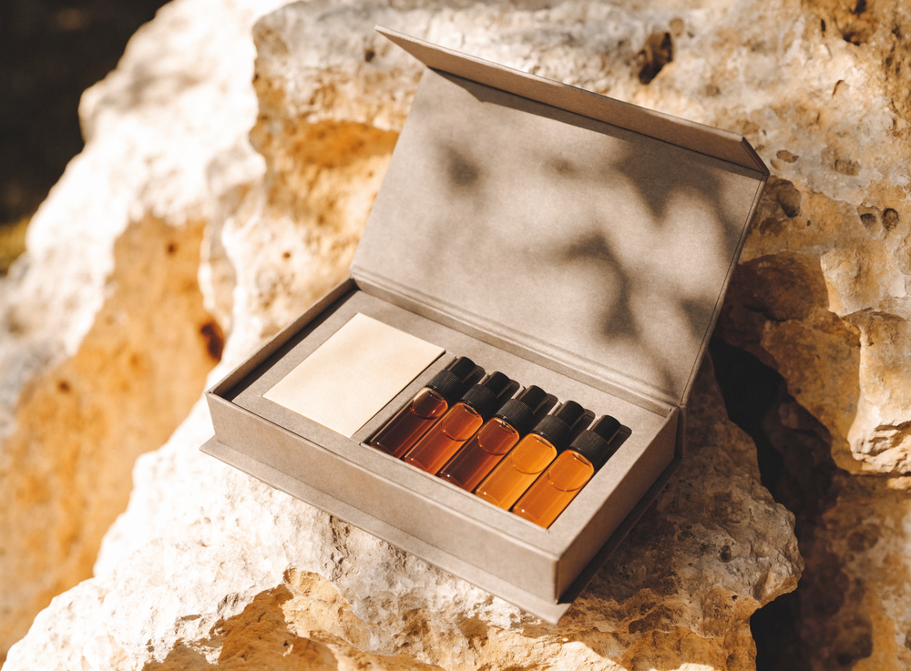 Open discovery set box with five 2ml sample vials on limestone